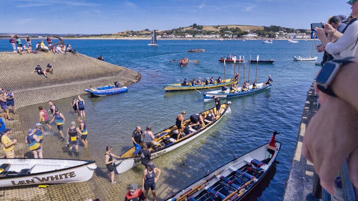 Crowds on look the gigs as they dock · 9 Aug 2026, 14:57